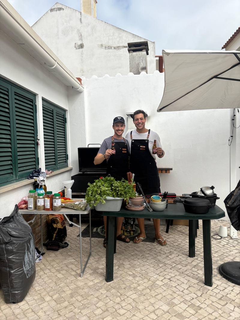 Diogo e Pedro, fundadores da GrelhaMistu, junto à grelha com uma Super Bock na mão